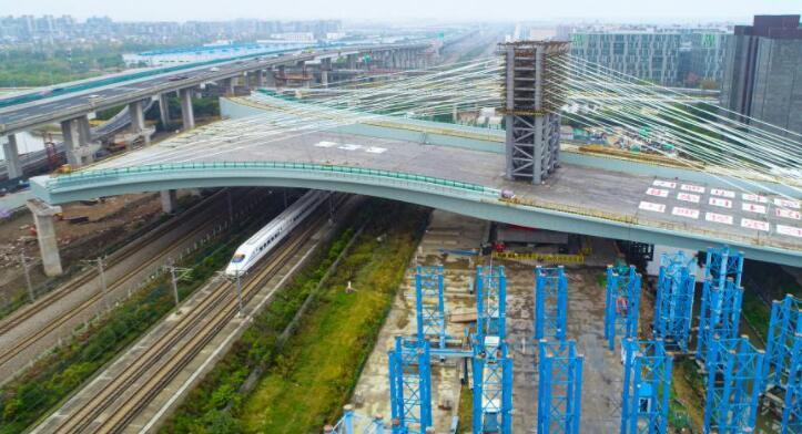 上海超宽三维不对称转体桥完成毫米级“转身”