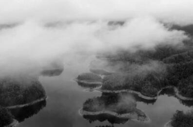 千岛湖晨雾缭绕