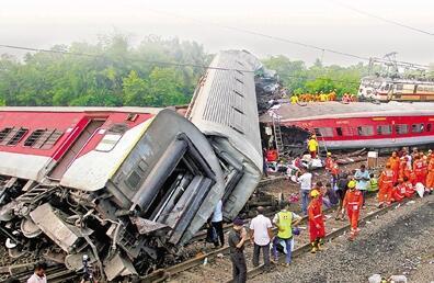 三辆列车夜间先后相撞 印度铁路到底怎么了