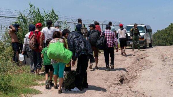 美南部边境单日拦截移民超8000人