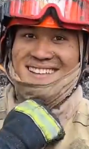 雅江山火扑灭后 消防员露出笑脸