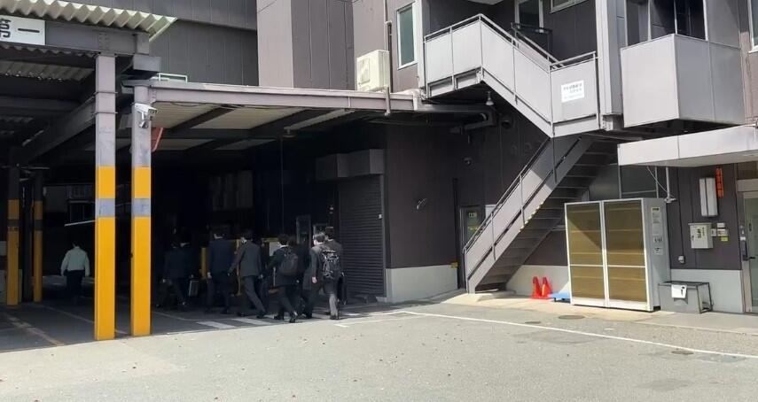日本政府工作人员进入小林制药大阪工厂检查