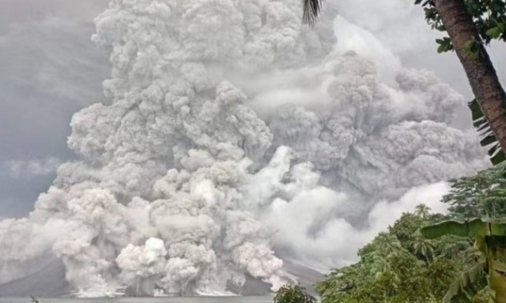 印尼鲁昂火山喷发致7个机场临时关闭