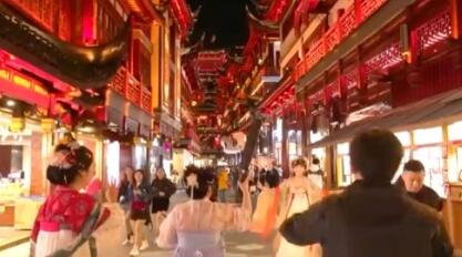 上海入境游火爆 外国游客爱上穿汉服逛外滩