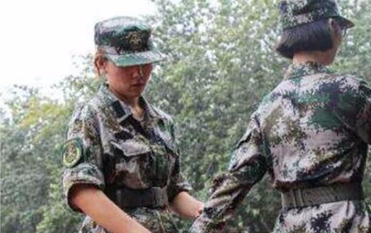 郑州大学女神教官 主要为了方便纠正女学生不规则的军姿