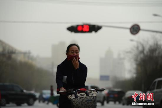 资料图：雾霾天，出行的民众用围巾掩住口鼻。。 <a target='_blank' href='http://www.chinanews.com/'>中新社</a>记者 刘文华 摄