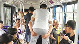 每周三次 连续六年 温岭公交司机背着乘客上下车