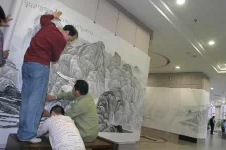 温州一画家创作258米长的长征山河画卷