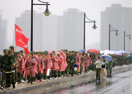 组图：杭州两千大学生真枪实弹练野战