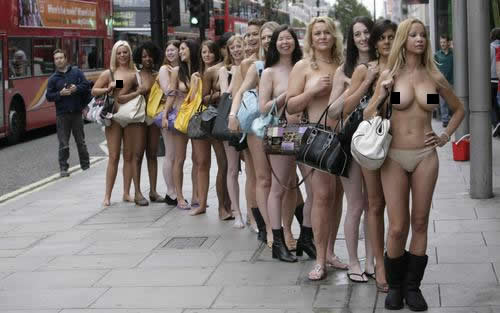 [组图]英国女人大街上裸体排队竞购化妆品