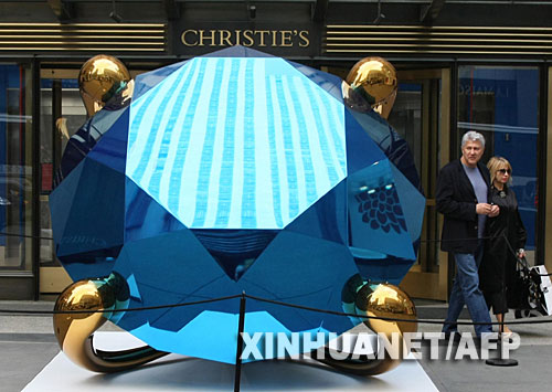 10月13日，美国艺术家杰夫·库恩斯的作品“蓝宝石”在纽约街头向行人展示。11月13日，克里斯蒂拍卖行将拍卖这颗用抛光的钢和铬制成的“蓝宝石”雕塑。 新华社/法新 