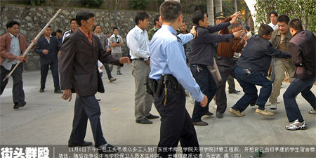 昨天（5日）下午3时，广东技术师范学院天河学院门口近50人手持铁棍、毛竹打作一团。