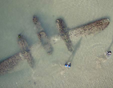英国威尔士海滩出现65年前二战战机(组图)