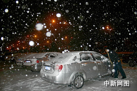 东北三省普遍降雪道路交通和航班受影响(组图)
