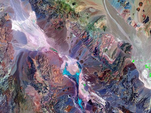 多彩地球艺术：太空看美国加州“死亡谷”