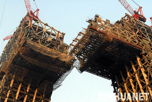 11月28日，位于北京市东三环中央电视台新址的两座正在建设中的“斜塔”合龙。