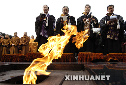 12月13日，日本佛教信徒在“世界和平法会”上作法事。