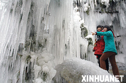 12月26日，游客欣赏冰瀑美景。 入冬以来，北京市密云县桃源仙谷风景区的冰瀑美景吸引了众多游客前来参观。
