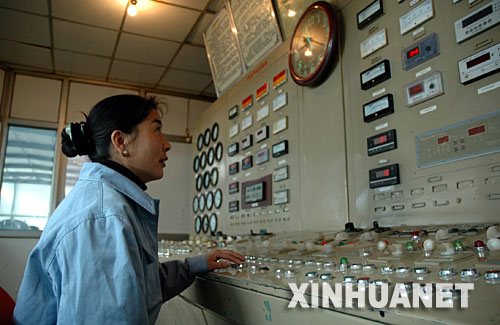 1月9日，工人在发电控制机房调试设备。 入冬以来，我国最大地热电厂、海拔4300米的西藏自治区羊八井地热电厂增加发电，以缓解冬春季枯水期的电力供需矛盾。