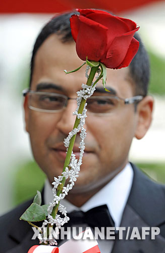 2月12日，在泰国首都曼谷的一家饭店内，一名职员展示一支饰有50克拉钻石项链的玫瑰花。这支来自荷兰的玫瑰花售价约为72800美元（约合523811元人民币）。 新华社/法新 