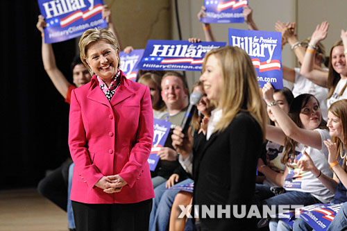 3月26日，美国民主党总统竞选人、纽约州参议员希拉里·克林顿（前左）与女儿切尔西(前右)在华盛顿参加竞选活动。
