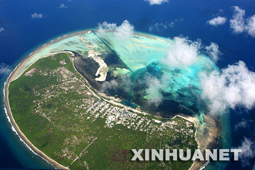 这是2008年4月9日在马尔代夫拍摄的一个居民岛。马尔代夫由26组自然环礁、1192个珊瑚岛组成，分布在9万平方公里的海域内，是世界著名的度假天堂。 新华社记者陈占杰摄 