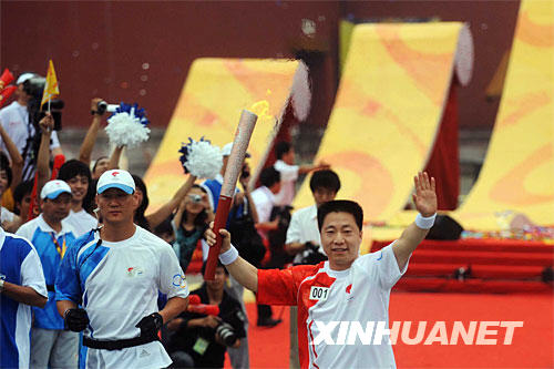 8月6日，第一棒火炬手杨利伟高举火炬从故宫午门广场起跑。当日，北京奥运圣火在北京市传递。 新华社记者罗晓光摄