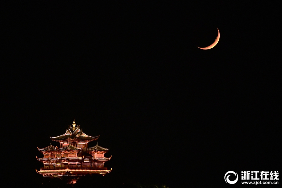杭州一钩弯月挂夜空