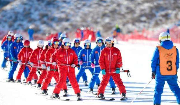 国际雪联中国青少年滑雪示范队成立
