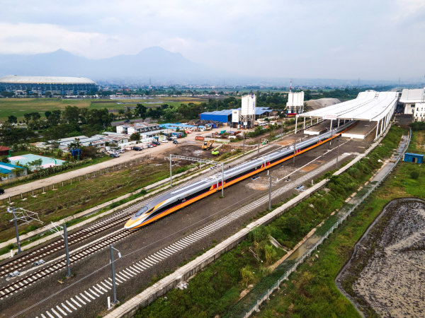 印尼交通部长高度评价雅万高铁建设进展