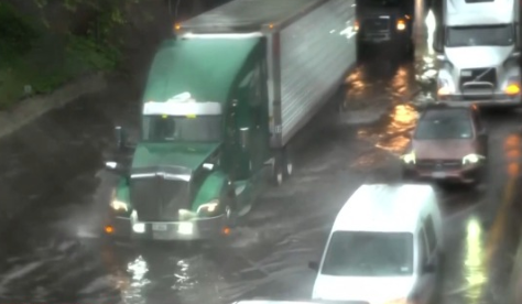 美国纽约出现极端降雨天气 严重影响交通