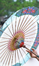 壮族油纸伞传承中国浪漫