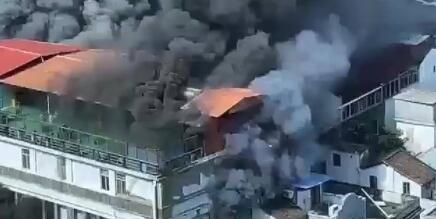 广州荔湾一批发市场发生火灾 疑似1人失联