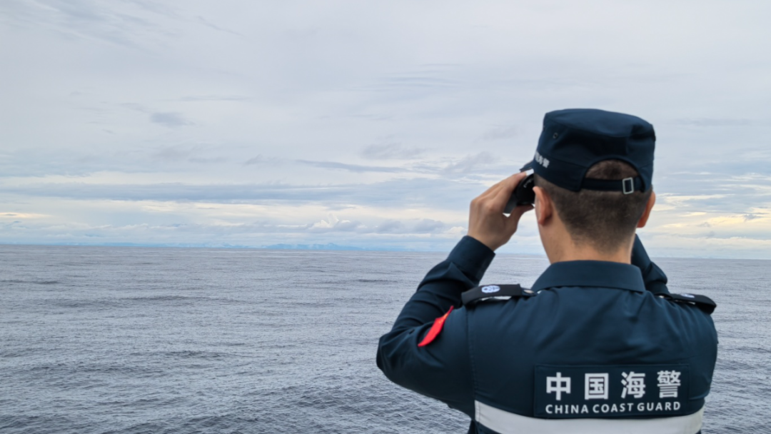 海警2304舰艇编队开展综合执法演练