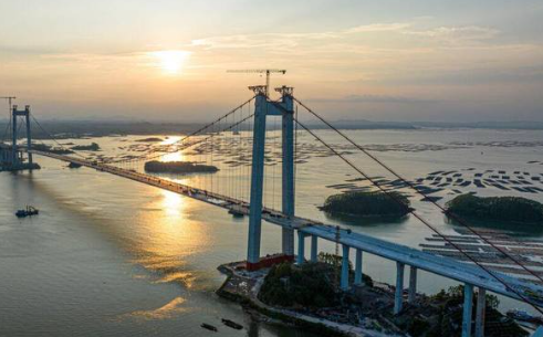 广西龙门大桥主航道桥钢桥面铺装首件施工完成