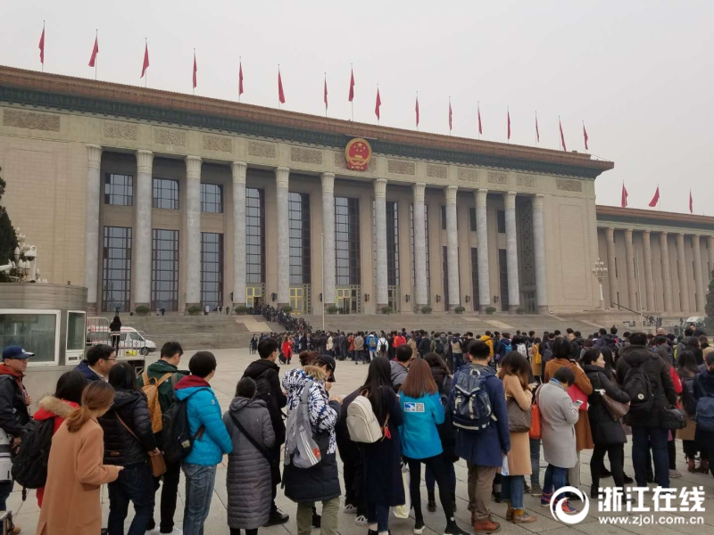 全国两会丨全国政协十三届一次会议即将开幕记者排队入场