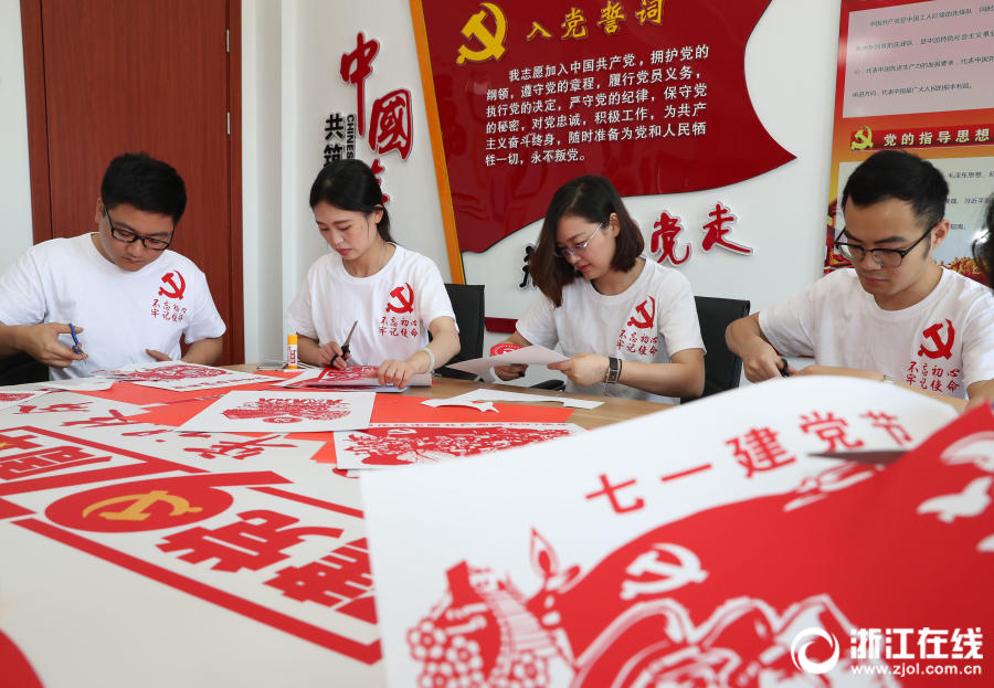 德清党员剪纸献礼七一2018年06月26日071200